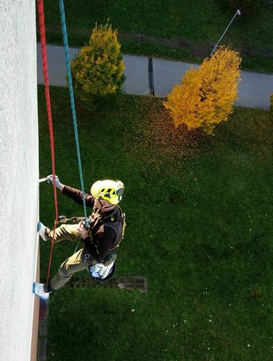 01 oprava zateplení poškozeného ptáky výškové práce .jpg