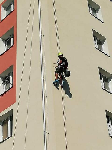 horolezcipraha.cz  otvor po strakapoudovi v zateplení